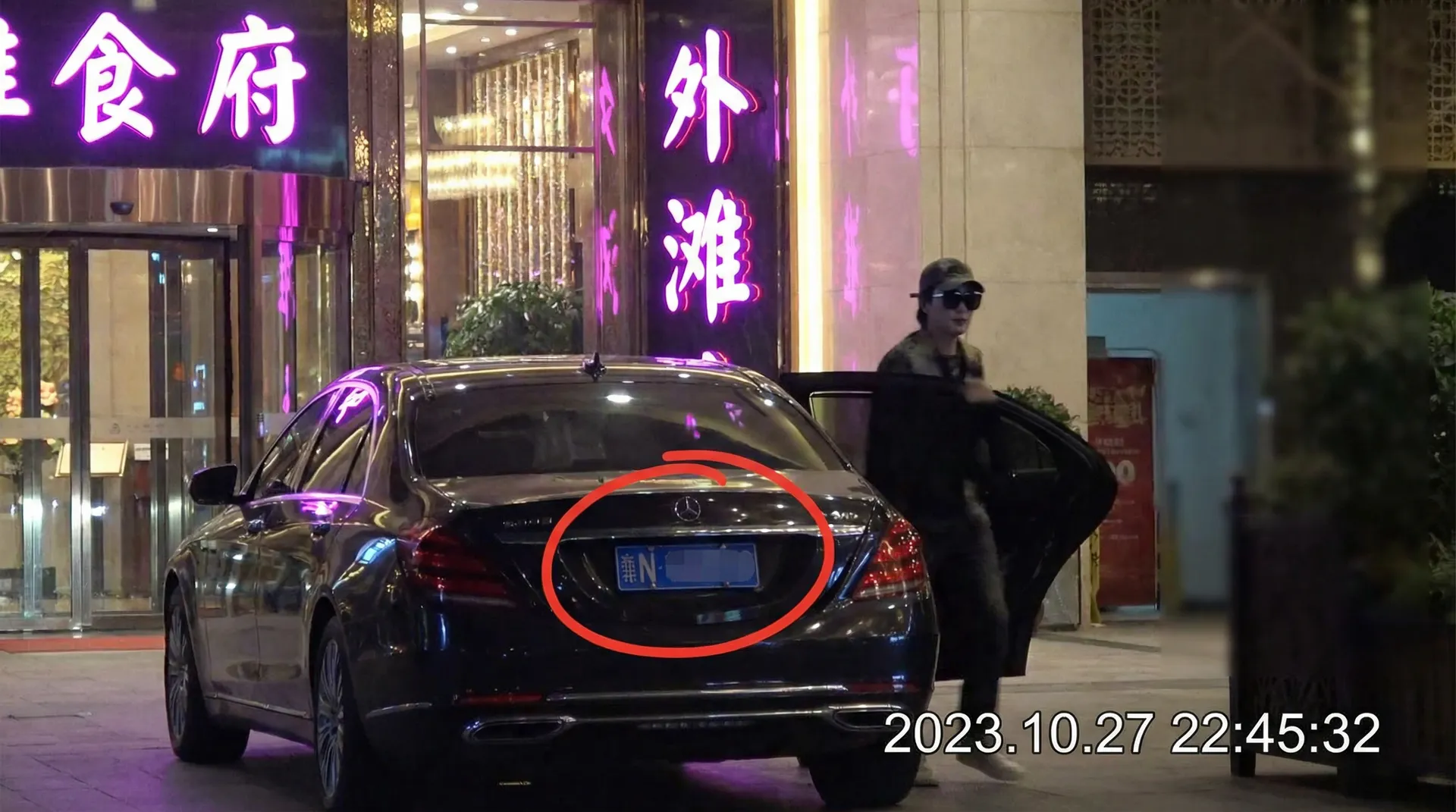 黑料不打样官网-深网资讯|暗网独家爆料|黑料不打样平台 - 豪车餐厅外被拍